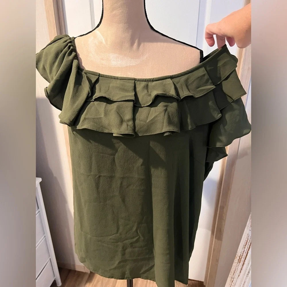 A.N.A a new approach dark green sz XL one shoulder top with ruffle hem. - Picture 3 of 7